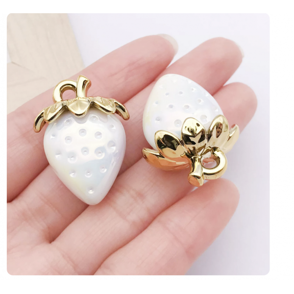 2pcs/pack  31x23mm resin strawberry solid white  TB--1053595410825-27338